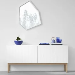 Aparador Beam, Lacado blanco, base blanca, panel superior en mármol carrara