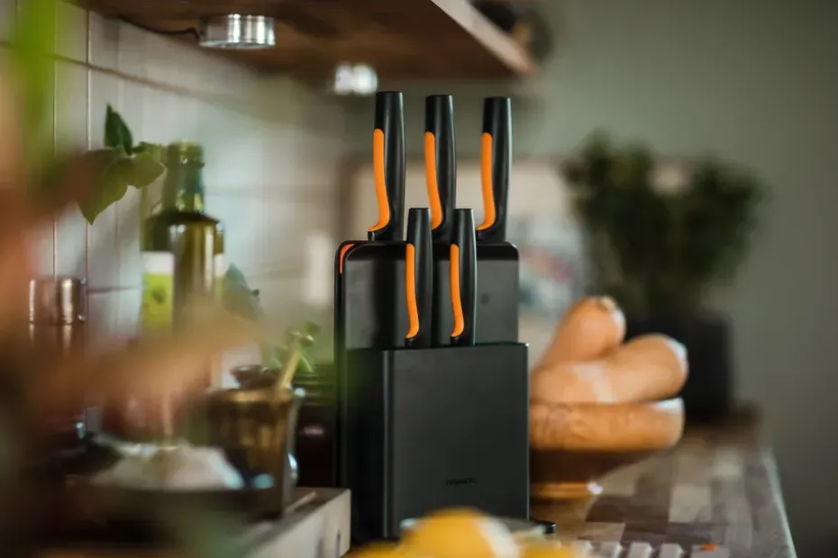 Bloque de cuchillos en plástico con 5 cuchillos Functional Form, 6 piezas