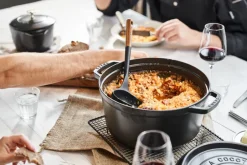 Cacerola de hierro fundido Staub La Cocotte redonda 8,4 L, Negro