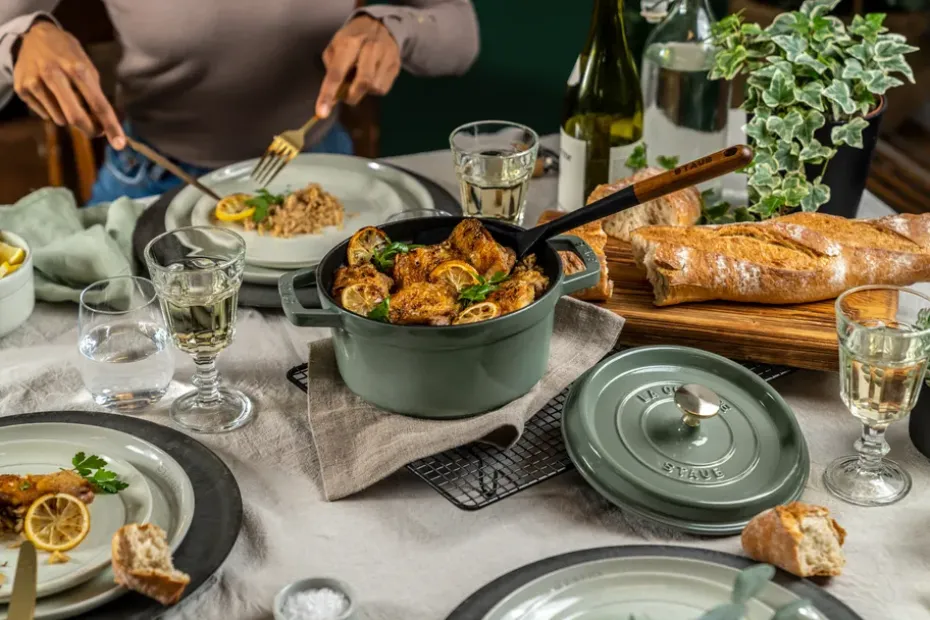 Cacerola de hierro fundido Staub La Cocotte redonda 6,7 L, Madera de eucalipto