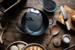 Cacerola Satake de hierro fundido ligero con tapa de cristal, 26 cm