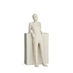 Escultura con mensaje Character, The hedonist
