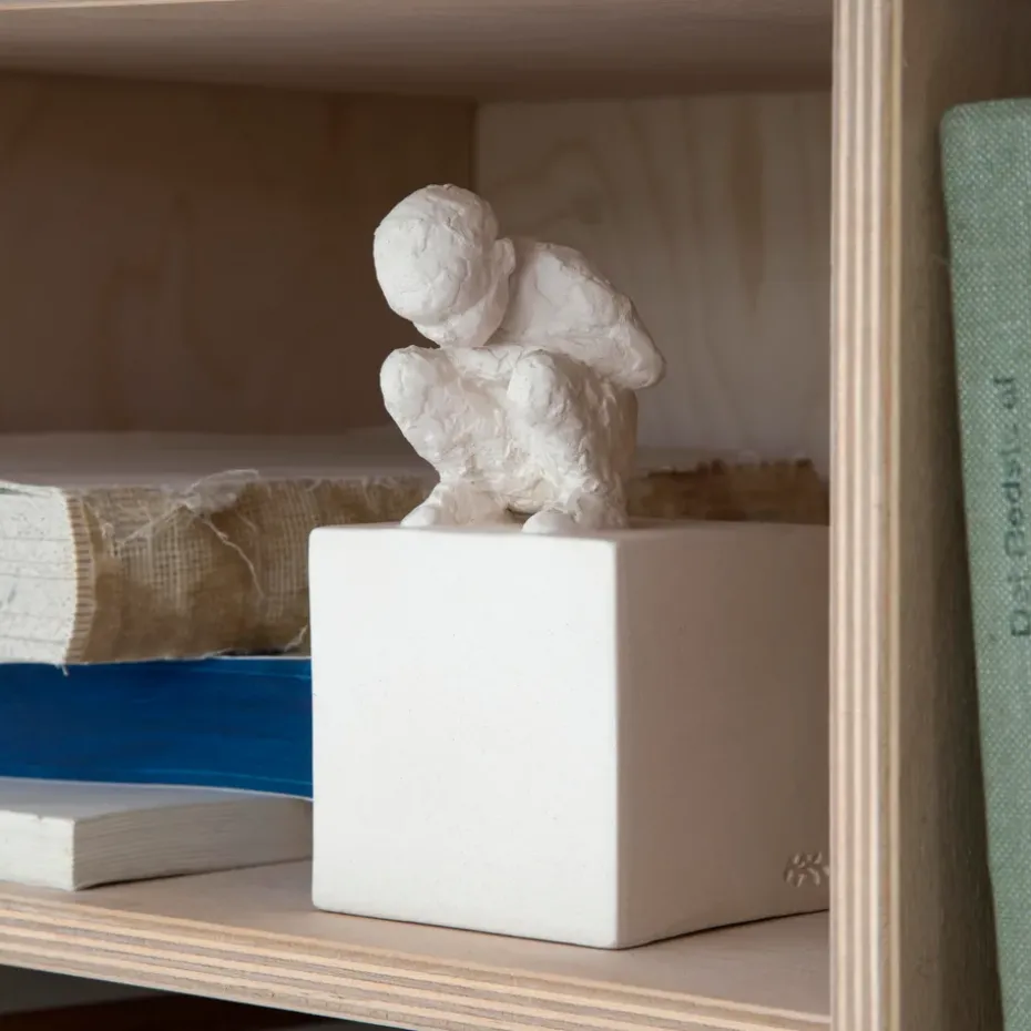 Escultura con mensaje Character, The curious one
