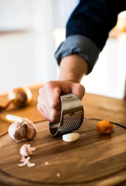 Exprimidor de ajos Garli, Plata