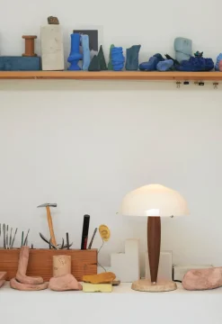 Lámpara de mesa Herman SHY3, nogal y mármol crema, cable textil