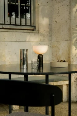 Lámpara de mesa portátil Kizu, Black marble