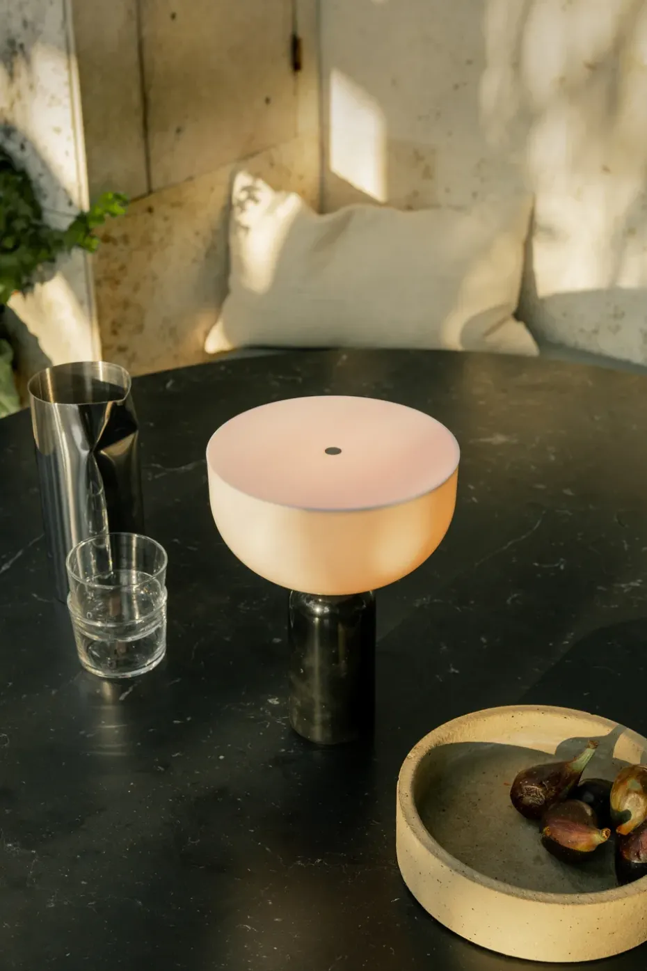 Lámpara de mesa portátil Kizu, Black marble