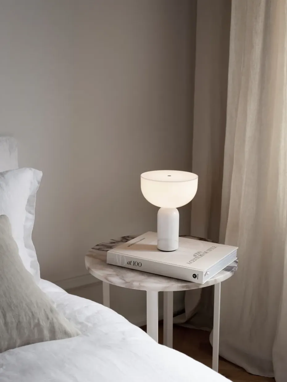 Lámpara de mesa portátil Kizu, White marble