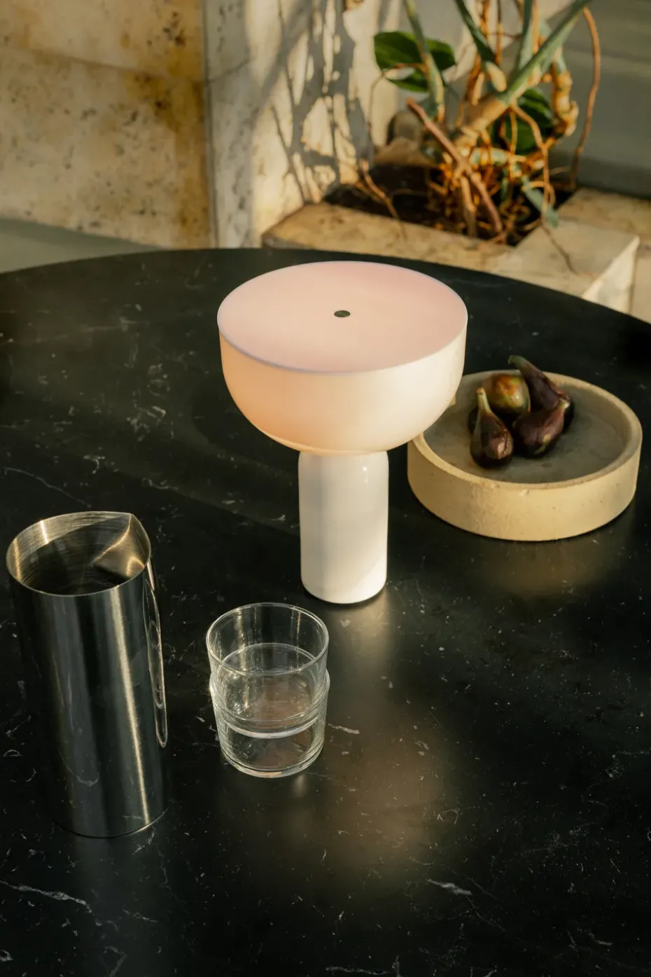 Lámpara de mesa portátil Kizu, White marble