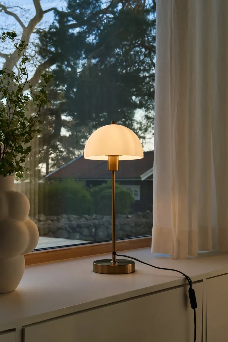 Lámpara de mesa Vienda, latón-blanco