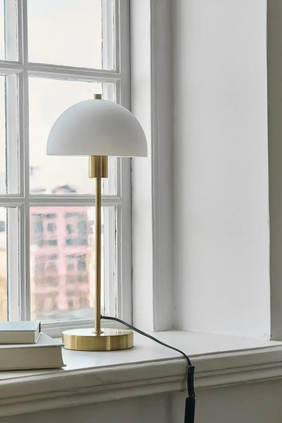 Lámpara de mesa Vienda, latón-blanco