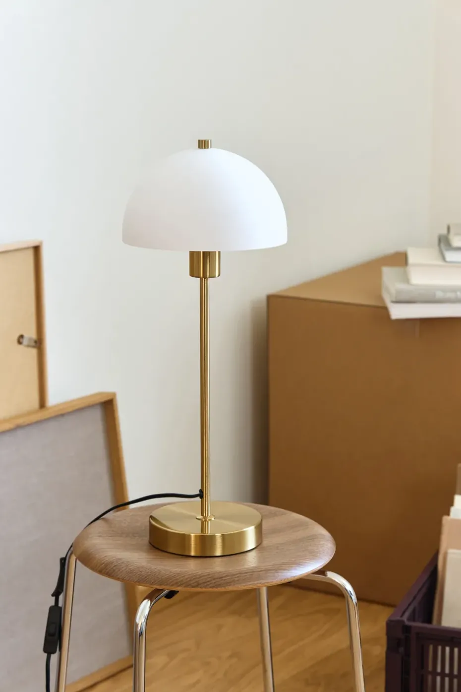 Lámpara de mesa Vienda, latón-blanco