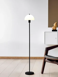 Lámpara de pie Vienda, Negro-vidrio opalinoo