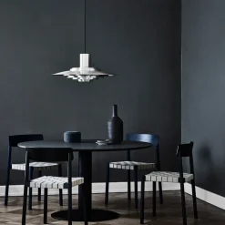 Mesa In Between SK12, Roble lacado negro, base de metal negro mate