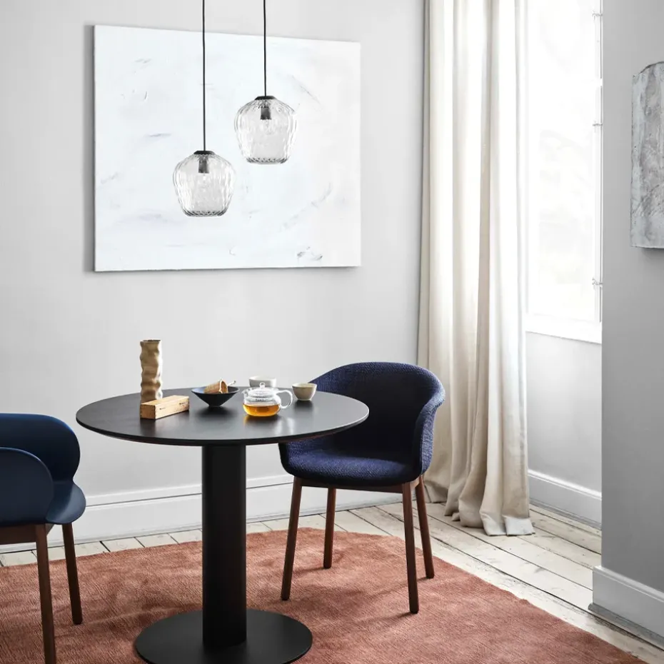 Mesa In Between SK11, Roble aceitado, soporte de metal negro mate