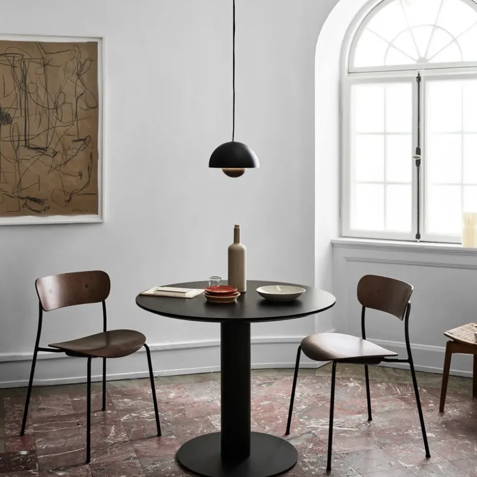 Mesa In Between SK11, Roble aceitado, soporte de metal negro mate