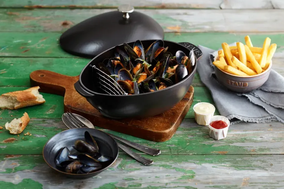 Olla de mejillones de hierro fundido Staub 2 l, negro