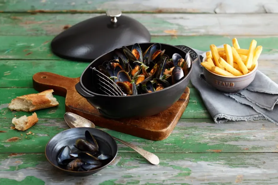 Olla de mejillones de hierro fundido Staub 2 l, negro
