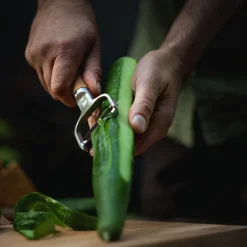 Pelador de verduras en forma de YNorden, acero inoxidable-abedul