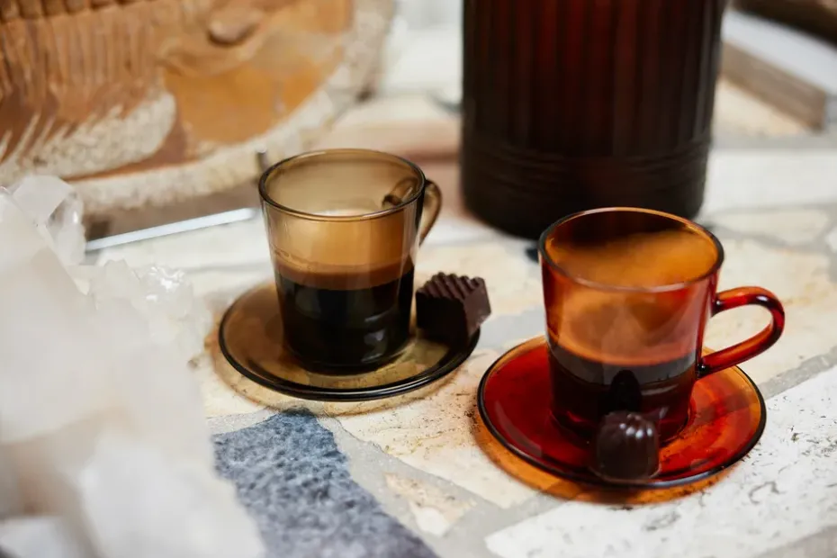 Plato de café de vidrio 70's Ø10,6 cm, Mud brown
