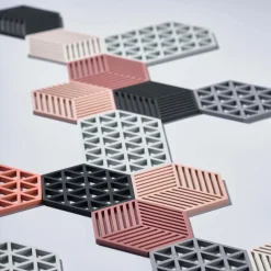 Salvamanteles Hexagon, warm grey (gris)
