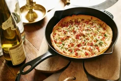 Sartén de hierro fundido Staub con pico de vertido Ø26 cm, Negro