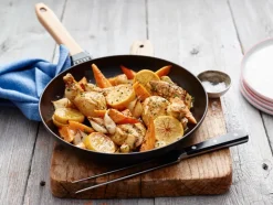 Sartén de hierro fundido Staub negra con mango de madera claro, Ø20 cm