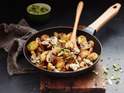 Sartén de hierro fundido Staub negra con mango de madera claro, Ø24 cm