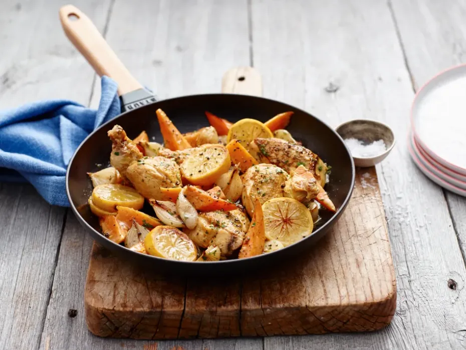 Sartén de hierro fundido Staub negra con mango de madera claro, Ø28 cm