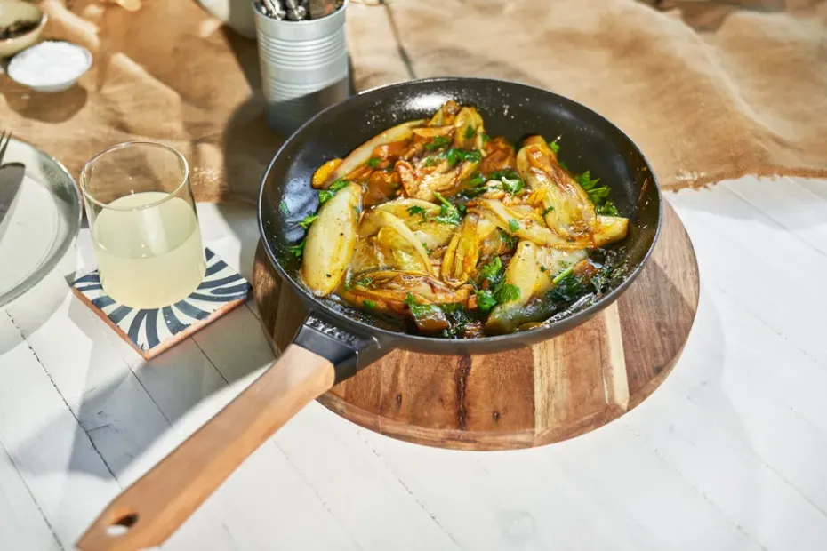 Sartén de hierro fundido Staub negra con mango de madera claro, Ø28 cm