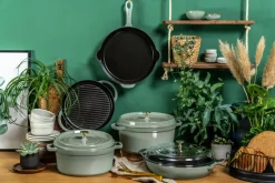 Sartén de hierro fundido Staub con pico de vertido Ø26 cm, Madera de eucalipto