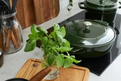 Sartén para saltear Staub Chistera de hierro fundido Ø24 cm, Verde albahaca