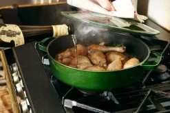 Sartén para saltear Staub Chistera de hierro fundido Ø28 cm, Verde albahaca