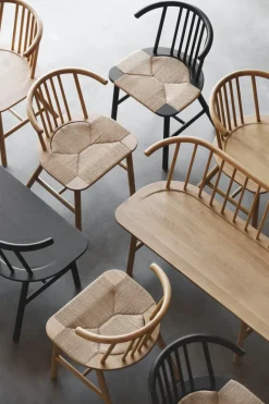 Silla de comedor VIOR asiento trenzado, Roble lacado en negro-natural