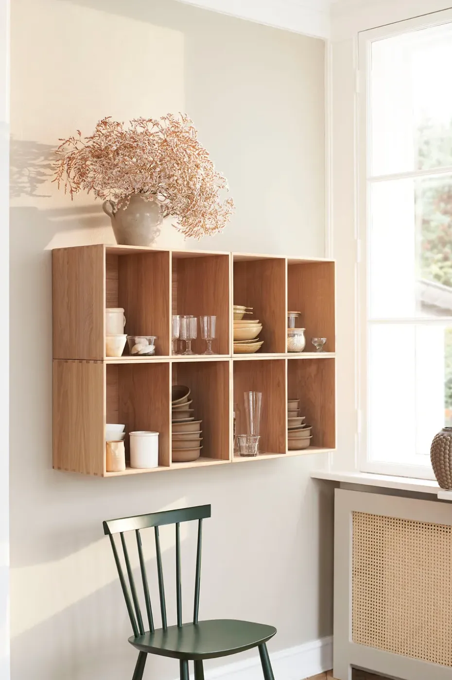 Silla J46, Beech red painted