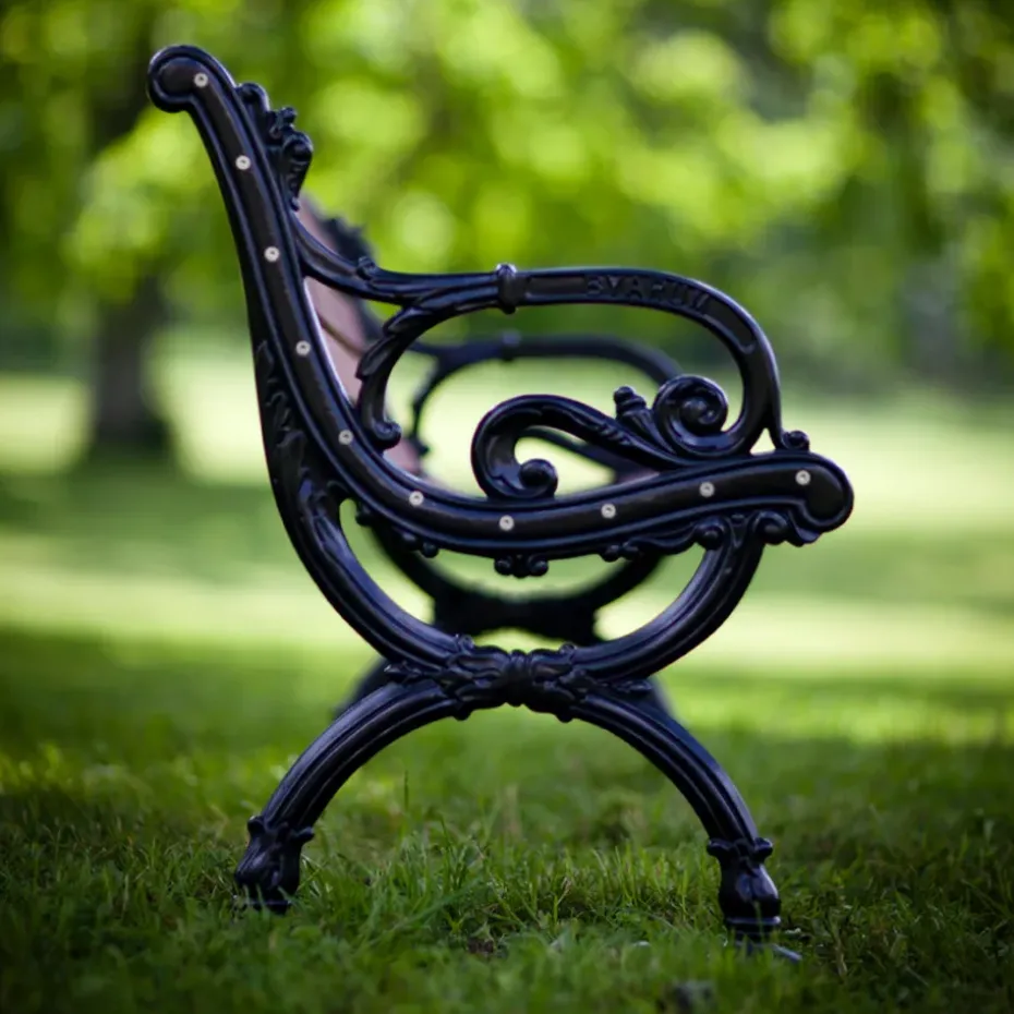 Sofá Byarum, Pino barniz marrón, soporte negro, 155 cm