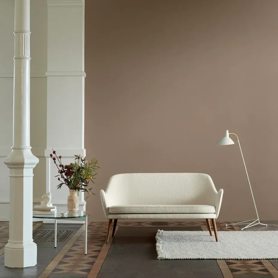 Sofá Dwell, 2 plazas cuero silk 250 cognac, patas de roble ahumado