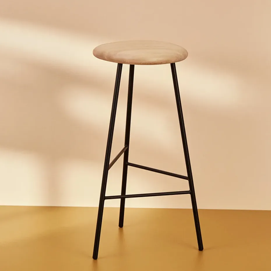 Taburete bar Pebble, Roble ahumado, altura 65, base negra