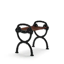 Taburete Byarum, Pino barniz marrón, soporte negro