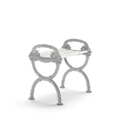 Taburete Byarum, Pino blanco lacado, soporte de aluminio en bruto