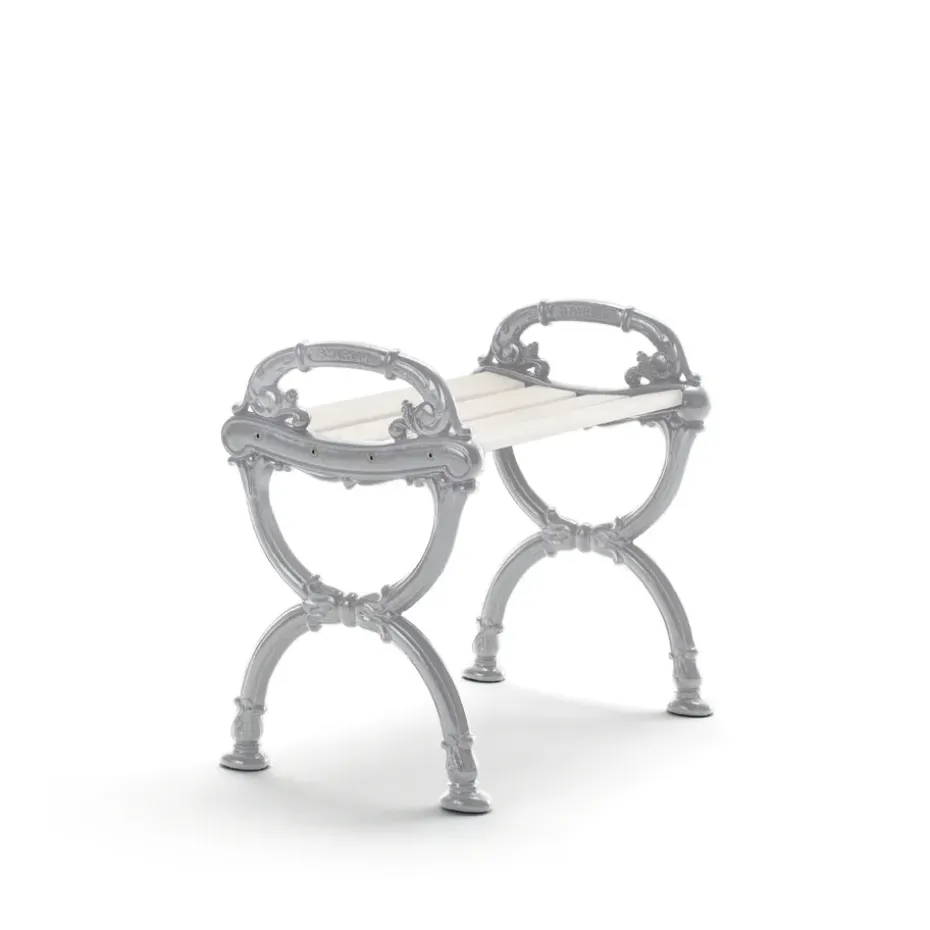 Taburete Byarum, Pino blanco lacado, soporte de aluminio en bruto