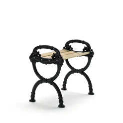 Taburete Byarum, Pino impregnado, soporte negro
