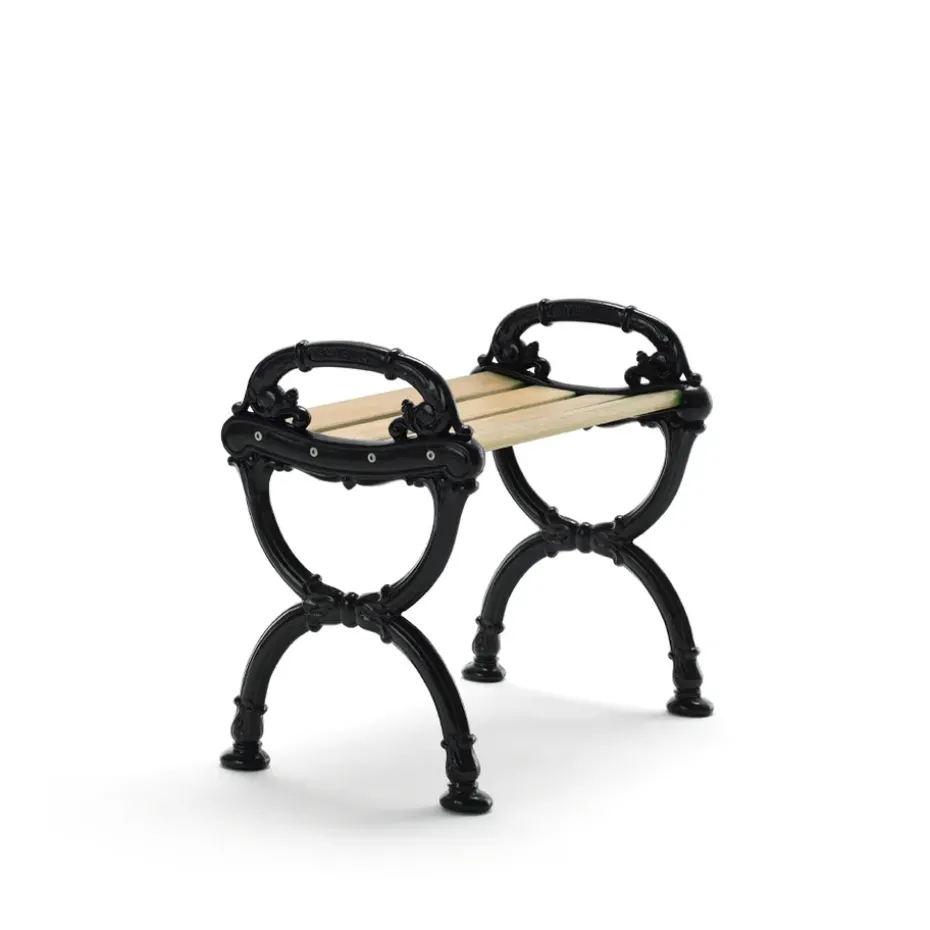 Taburete Byarum, Pino impregnado, soporte negro