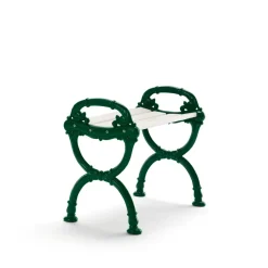 Taburete Byarum, Pino lacado en blanco, soporte verde