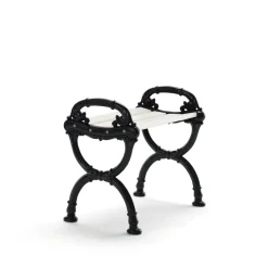 Taburete Byarum, Pino lacado en blanco, soporte negro
