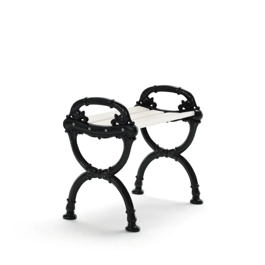 Taburete Byarum, Pino lacado en blanco, soporte negro