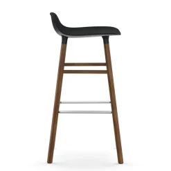 Taburete de bar con patas de nogal Form, negro
