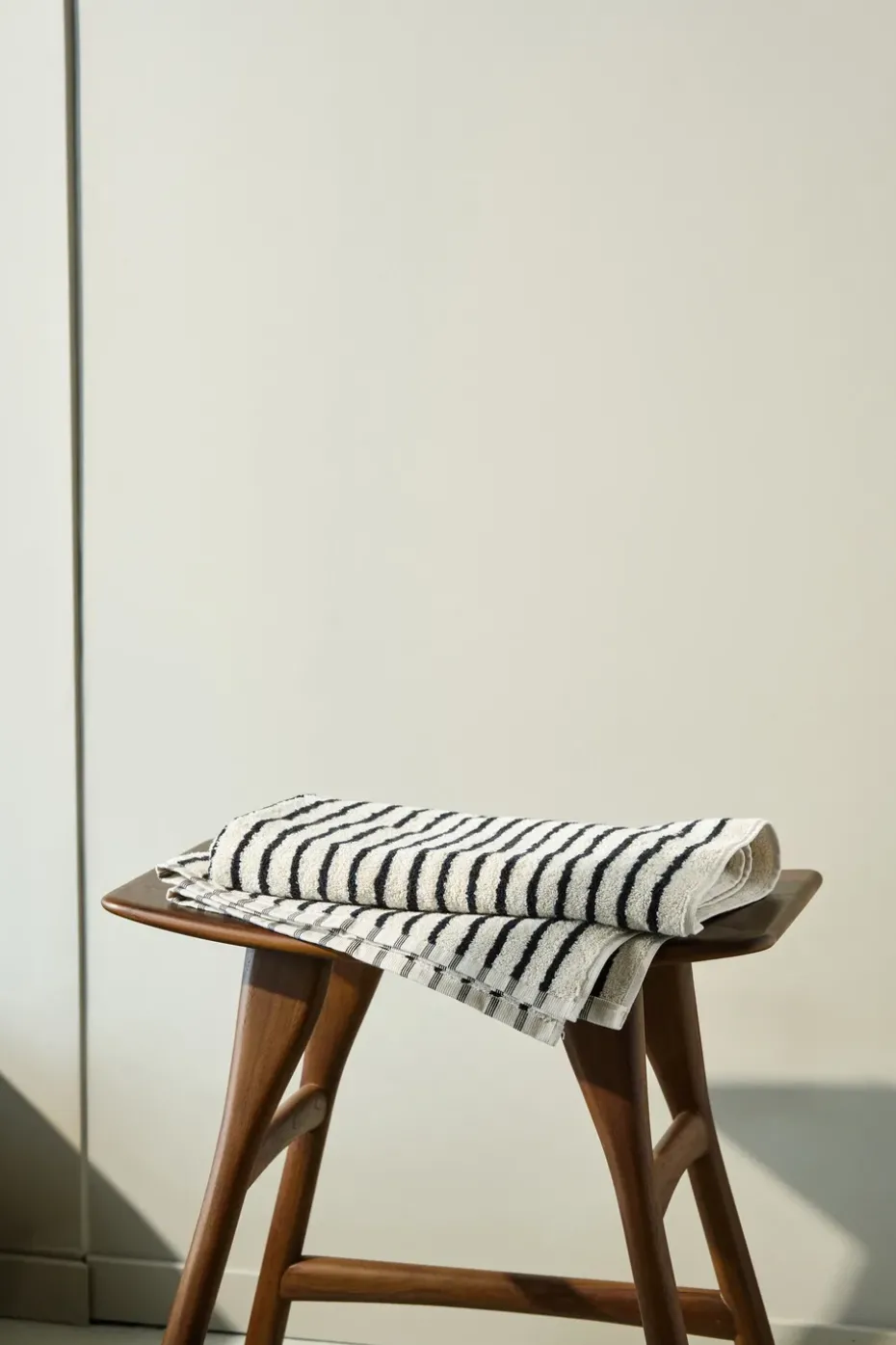 Toalla de baño Drift 70x140 cm, Blanco-negro