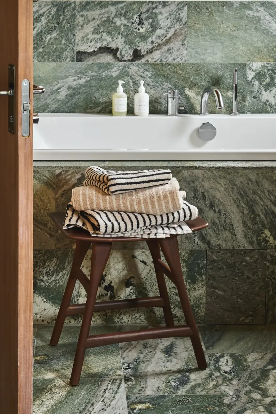 Toalla de baño Drift 70x140 cm, Blanco-negro