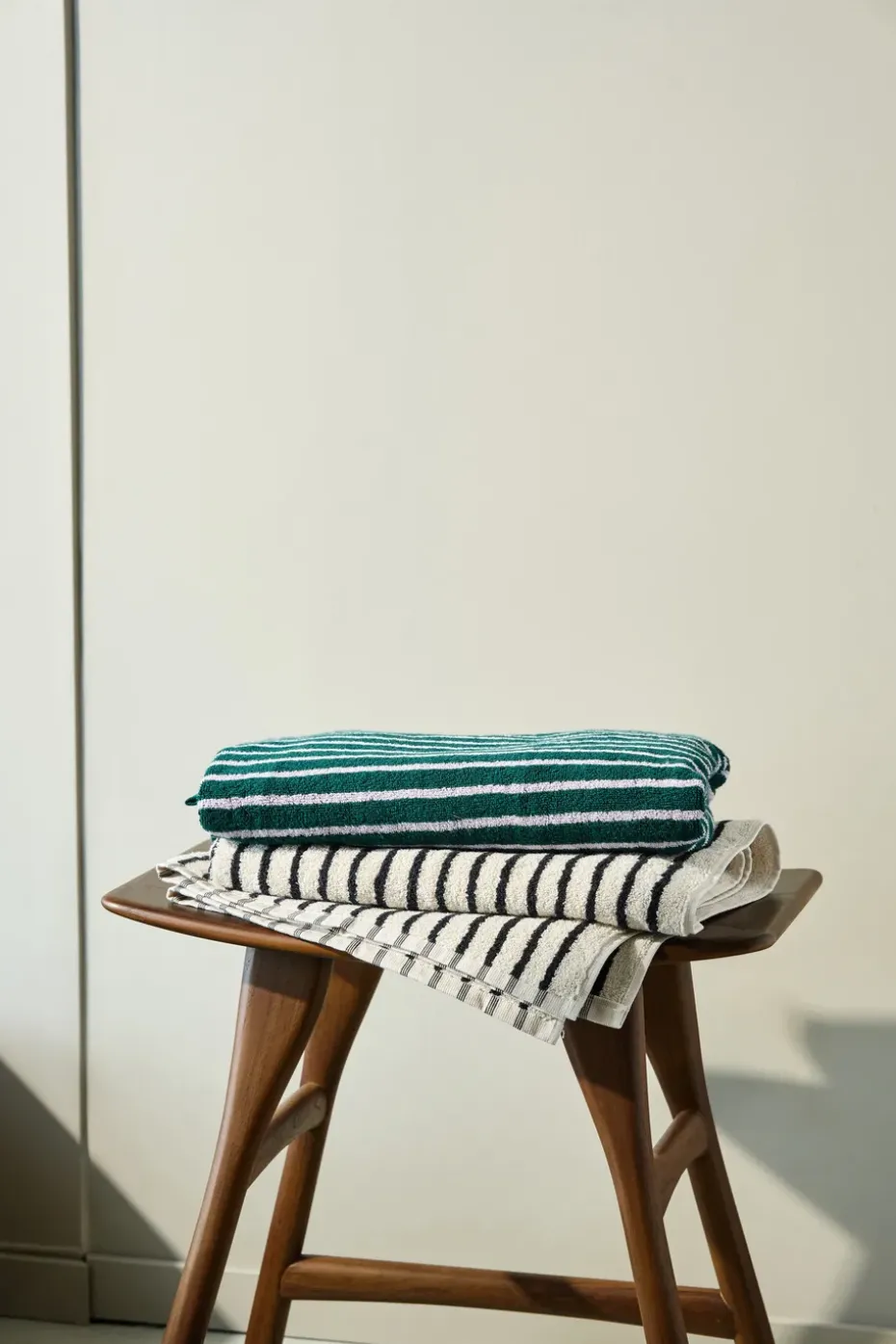 Toalla de baño Drift 70x140 cm, Blanco-negro